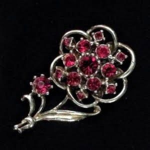Vintage red rhinestone flower gold-tone brooch 2" GVC